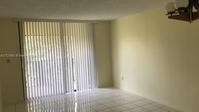 For Sale: $225,000 (1 beds, 1 baths, 614 Square Feet)