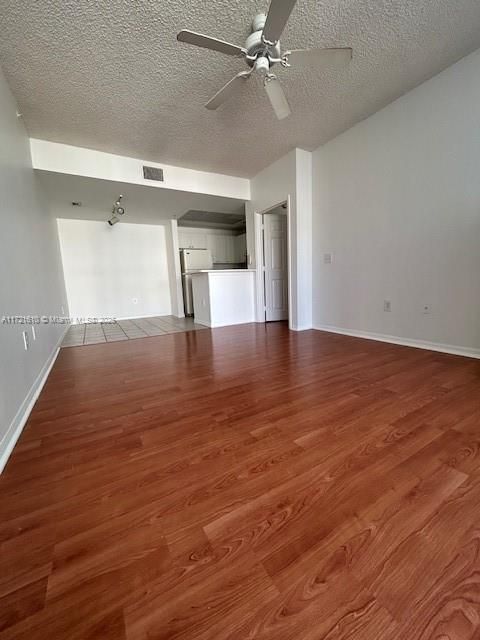 For Rent: $2,100 (1 beds, 1 baths, 878 Square Feet)