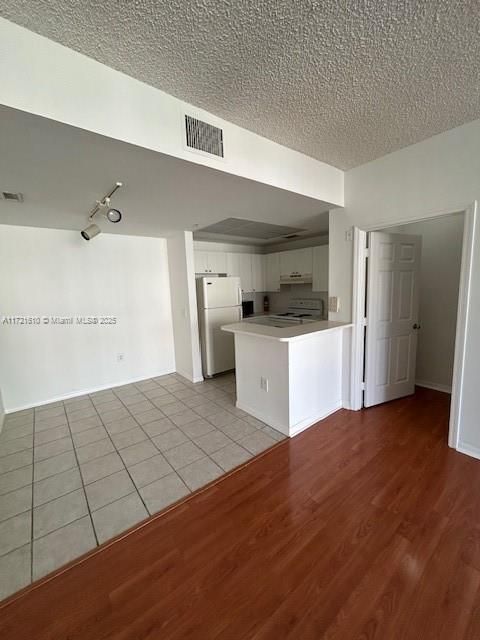 For Rent: $2,100 (1 beds, 1 baths, 878 Square Feet)