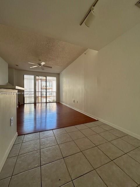 For Rent: $2,100 (1 beds, 1 baths, 878 Square Feet)