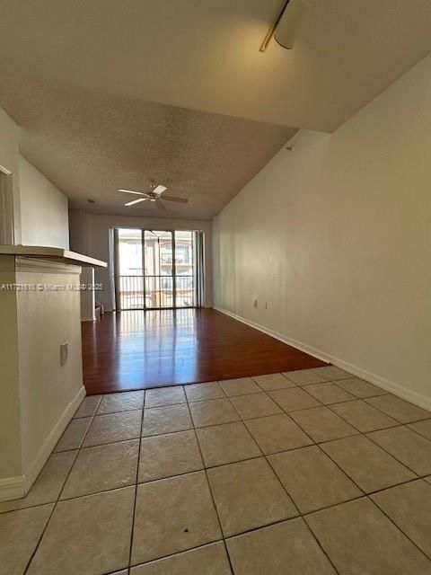 For Rent: $2,100 (1 beds, 1 baths, 878 Square Feet)