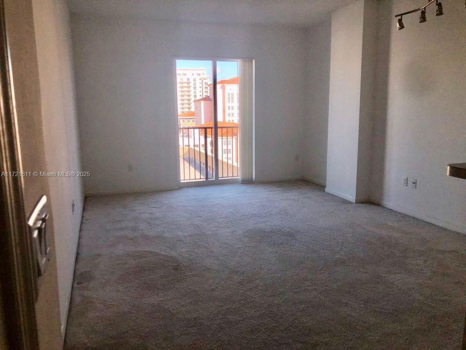 For Rent: $2,700 (1 beds, 1 baths, 753 Square Feet)