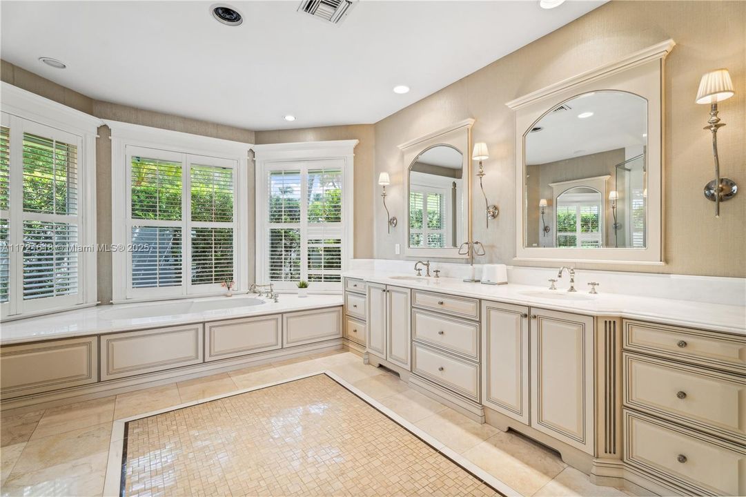 最近租的: $13,500 (6 贝兹, 5 浴室, 4979 平方英尺)