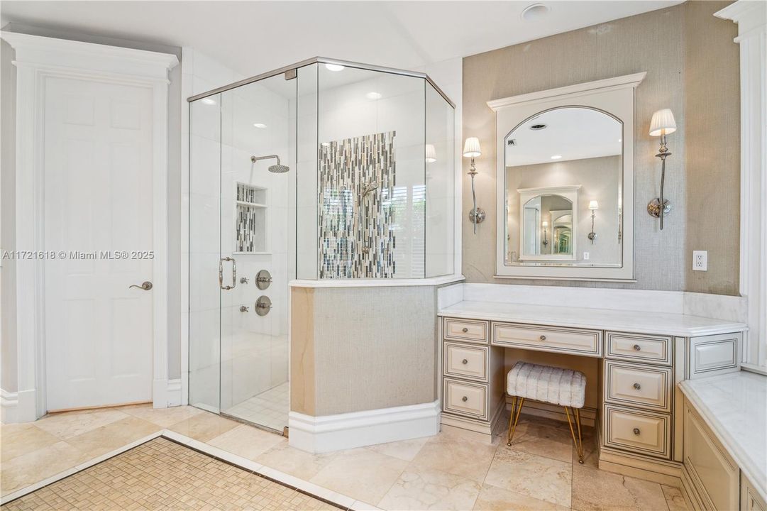 最近租的: $13,500 (6 贝兹, 5 浴室, 4979 平方英尺)