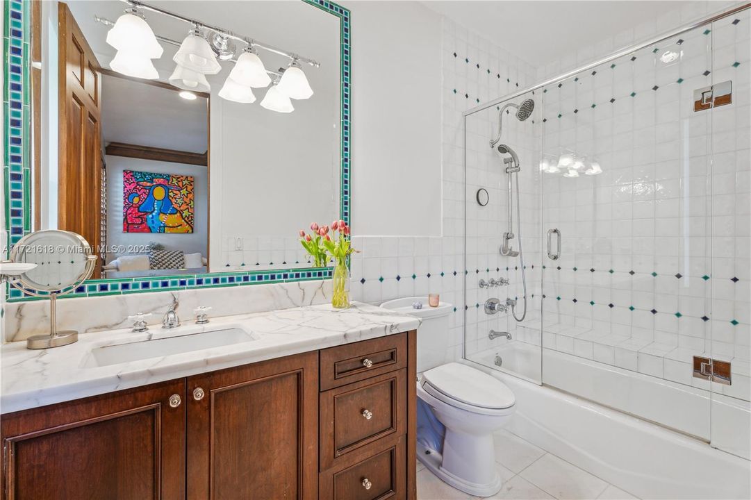 最近租的: $13,500 (6 贝兹, 5 浴室, 4979 平方英尺)