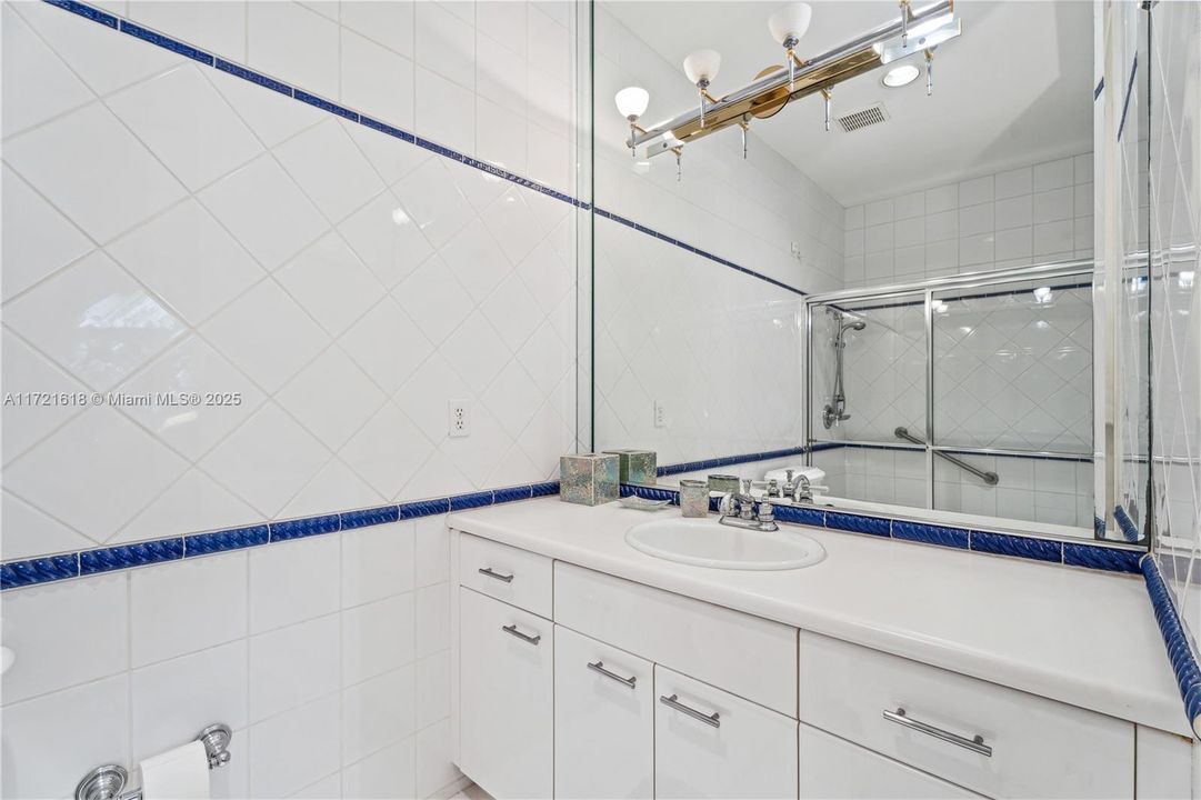 最近租的: $13,500 (6 贝兹, 5 浴室, 4979 平方英尺)