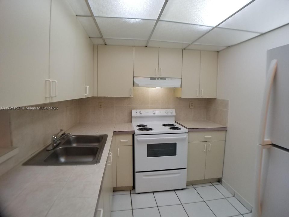 For Rent: $2,100 (2 beds, 2 baths, 996 Square Feet)