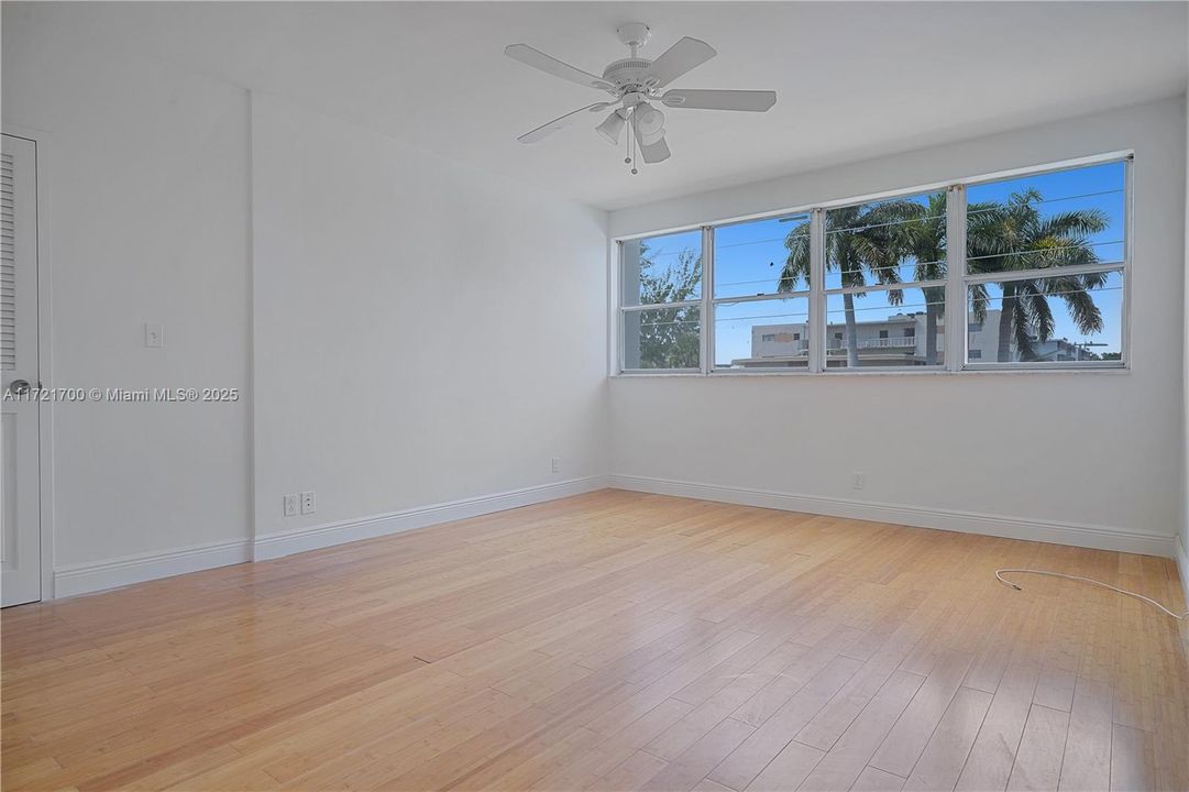 待售: $499,000 (1 贝兹, 1 浴室, 1040 平方英尺)