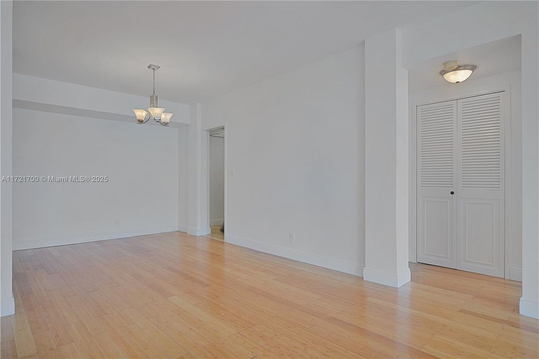 待售: $499,000 (1 贝兹, 1 浴室, 1040 平方英尺)