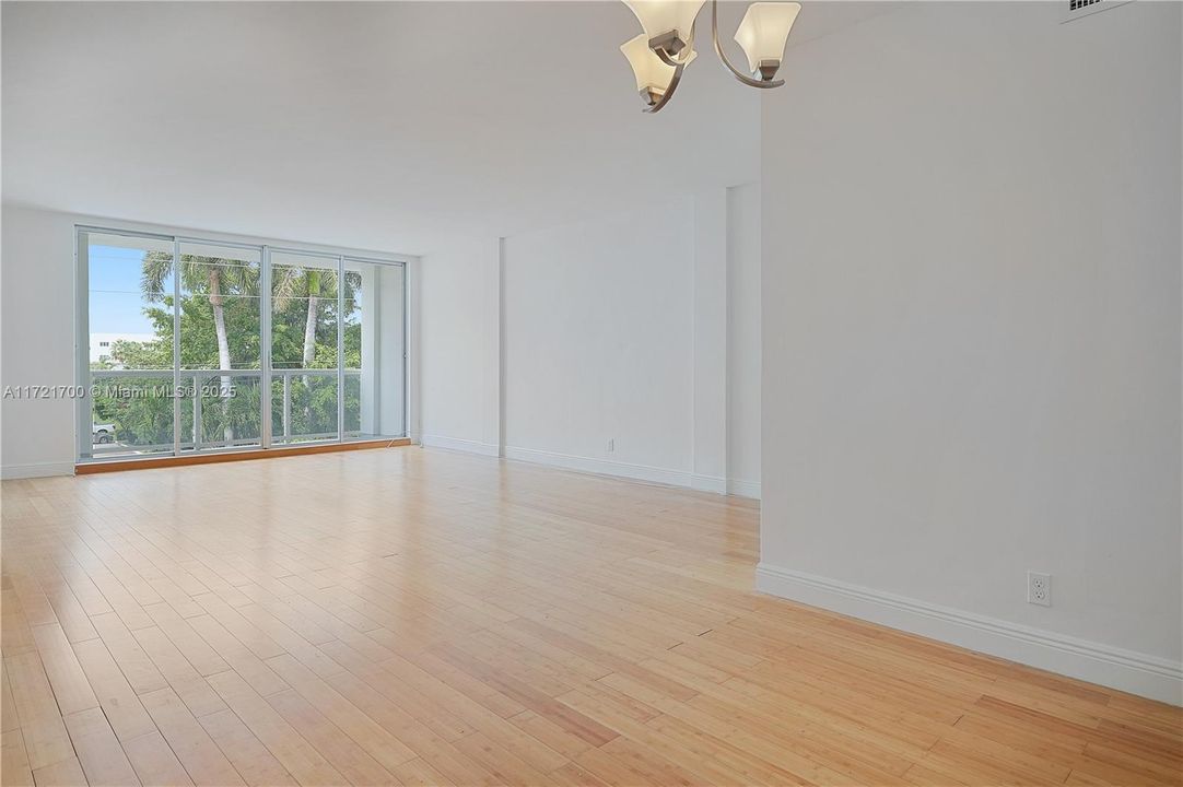 待售: $499,000 (1 贝兹, 1 浴室, 1040 平方英尺)