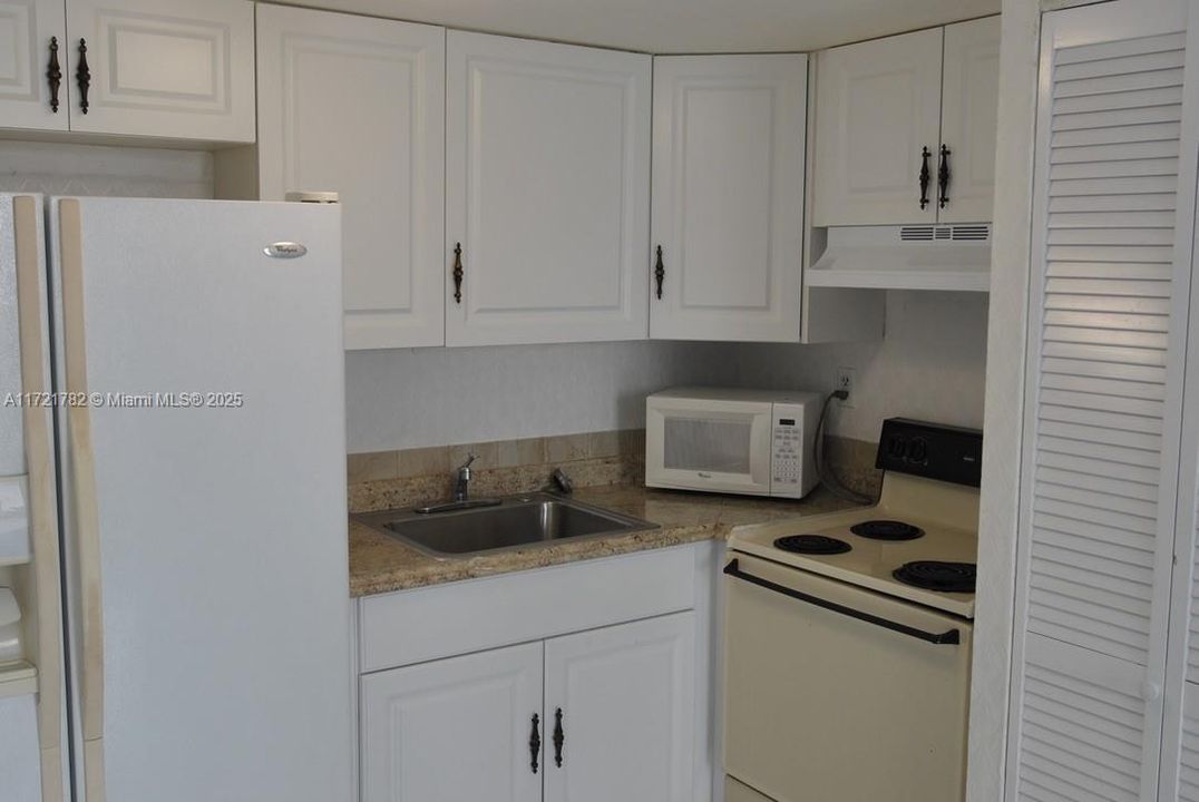 На продажу: $200,000 (0 спален, 1 ванн, 507 Квадратных фут)