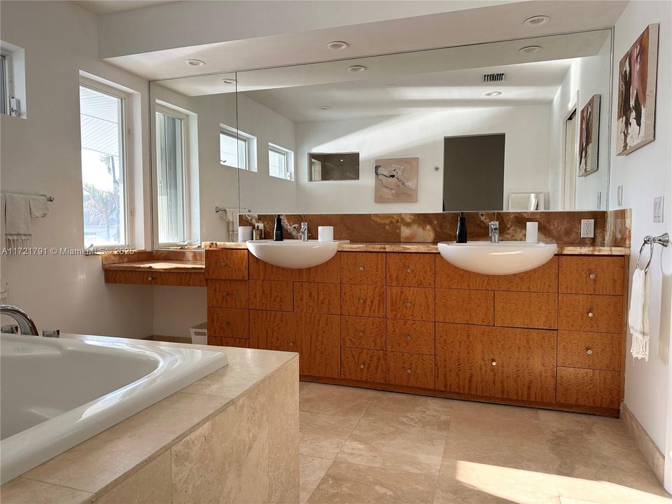 Recently Sold: $8,250,000 (4 beds, 4 baths, 4111 Square Feet)