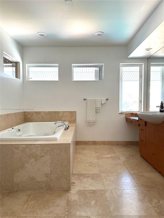 Recently Sold: $8,250,000 (4 beds, 4 baths, 4111 Square Feet)