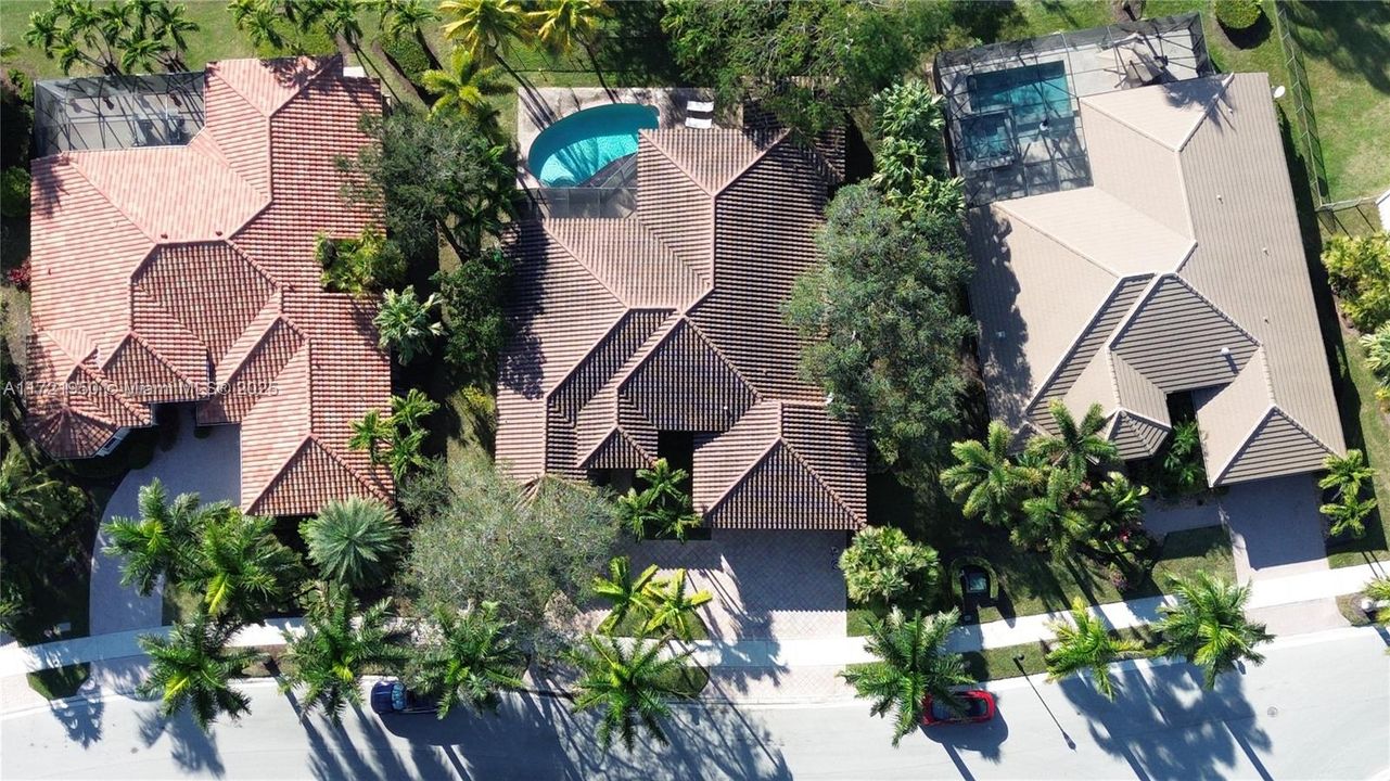 Под контрактом: $1,400,000 (5 спален, 3 ванн, 3084 Квадратных фут)