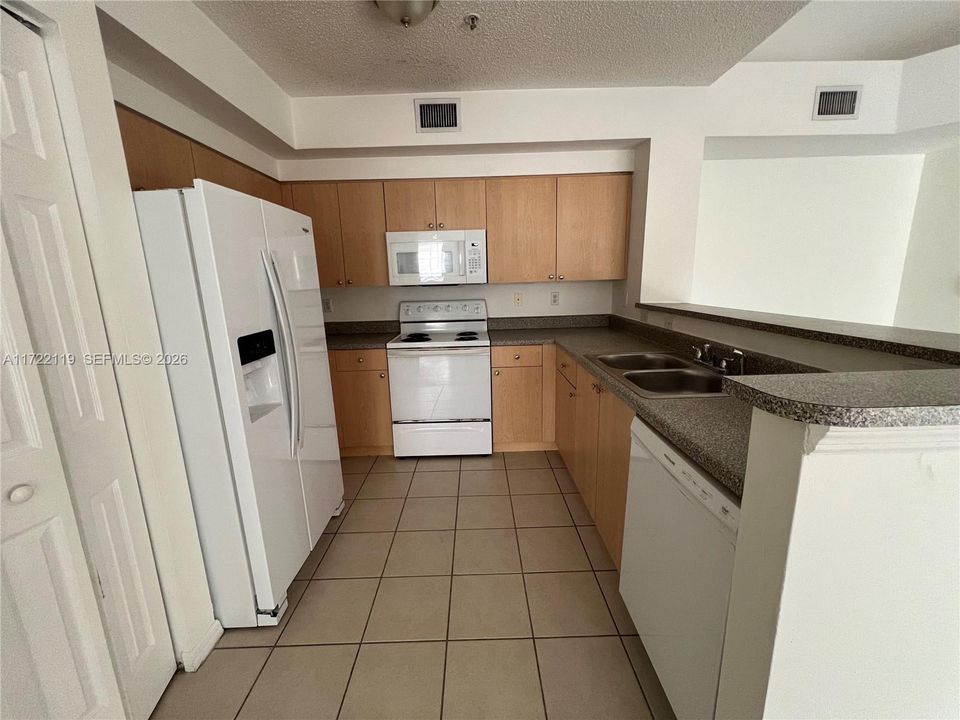 На продажу: $264,900 (2 спален, 2 ванн, 977 Квадратных фут)