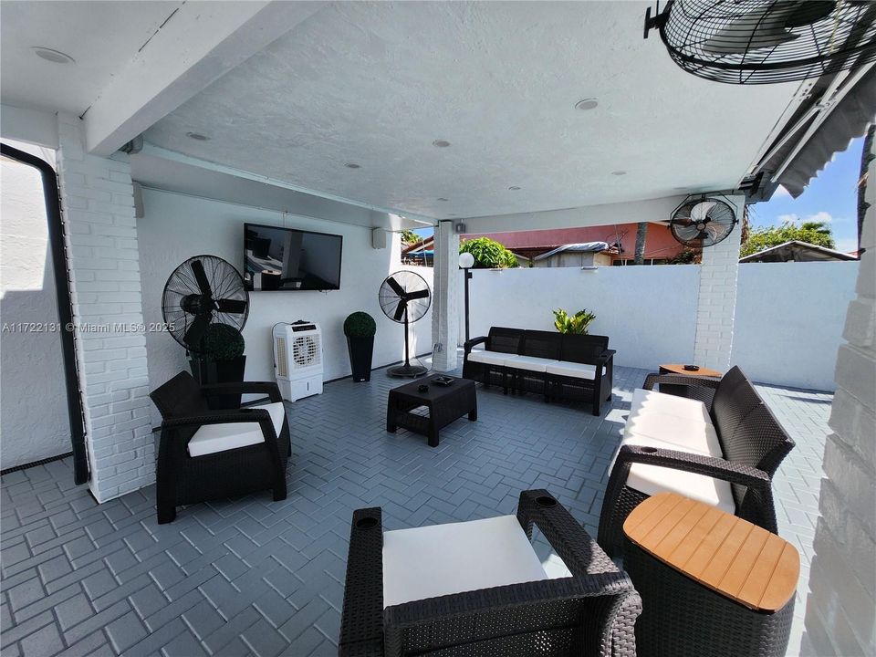 Недавно продано: $974,999 (5 спален, 2 ванн, 2243 Квадратных фут)