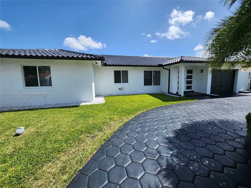 Недавно продано: $974,999 (5 спален, 2 ванн, 2243 Квадратных фут)