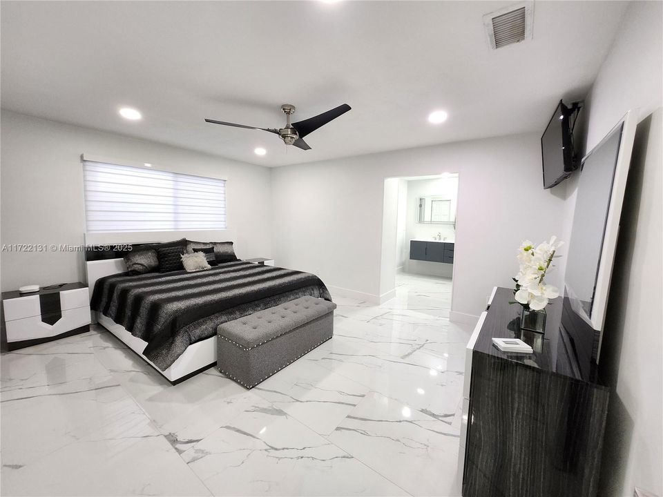 Недавно продано: $974,999 (5 спален, 2 ванн, 2243 Квадратных фут)