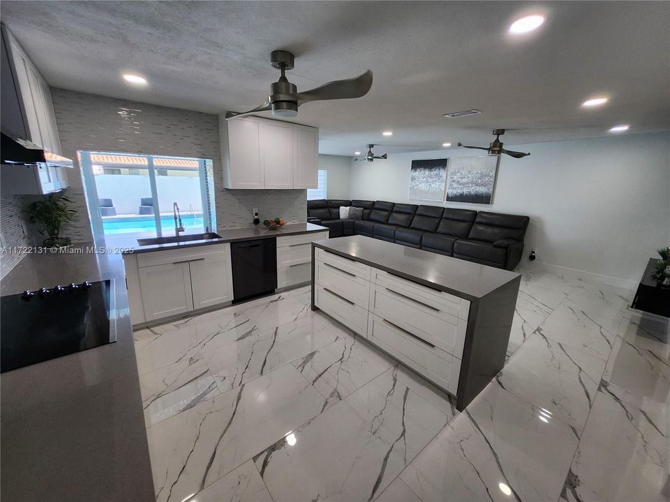 Недавно продано: $974,999 (5 спален, 2 ванн, 2243 Квадратных фут)