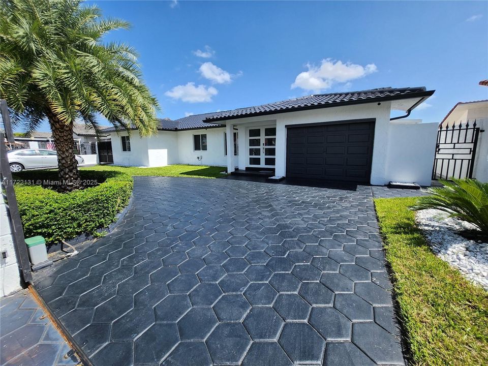 Недавно продано: $974,999 (5 спален, 2 ванн, 2243 Квадратных фут)