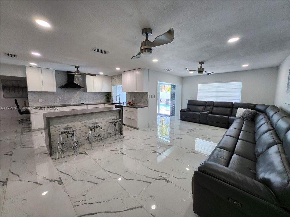 Недавно продано: $974,999 (5 спален, 2 ванн, 2243 Квадратных фут)