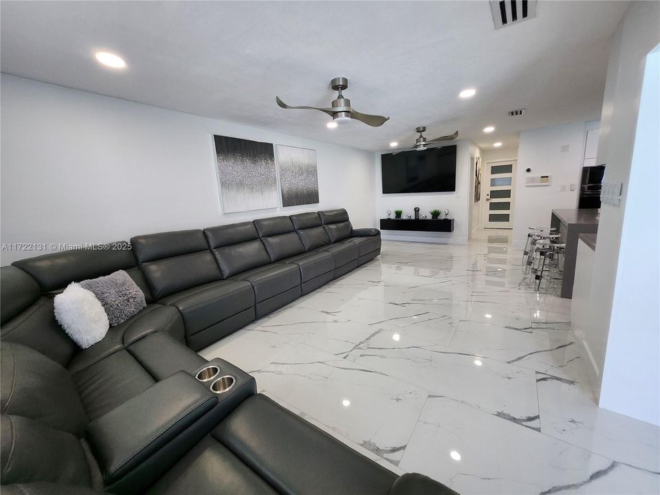 Недавно продано: $974,999 (5 спален, 2 ванн, 2243 Квадратных фут)