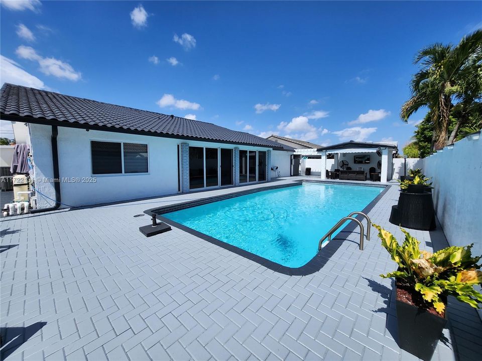 Недавно продано: $974,999 (5 спален, 2 ванн, 2243 Квадратных фут)