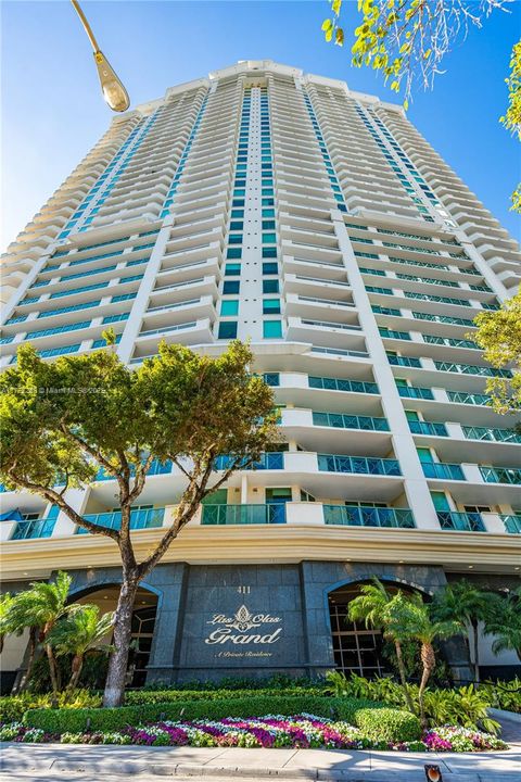 最近售出: $1,899,999 (3 贝兹, 3 浴室, 2635 平方英尺)