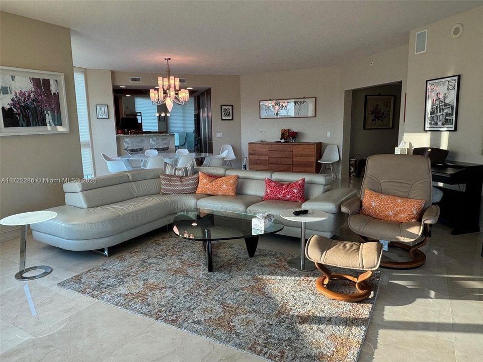 最近售出: $1,899,999 (3 贝兹, 3 浴室, 2635 平方英尺)