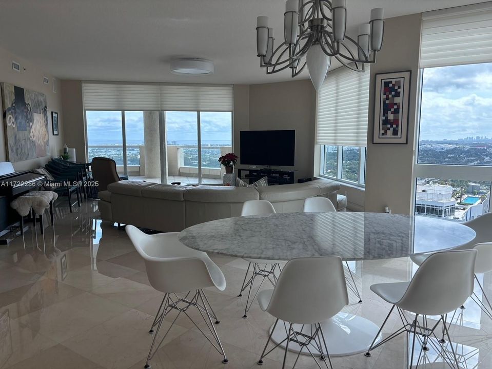 最近售出: $1,899,999 (3 贝兹, 3 浴室, 2635 平方英尺)