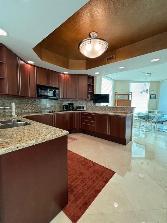 最近售出: $1,899,999 (3 贝兹, 3 浴室, 2635 平方英尺)