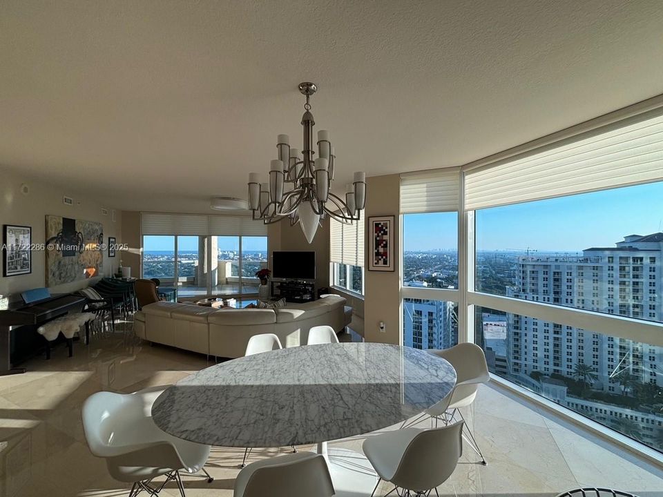 最近售出: $1,899,999 (3 贝兹, 3 浴室, 2635 平方英尺)