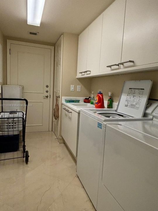 最近售出: $1,899,999 (3 贝兹, 3 浴室, 2635 平方英尺)