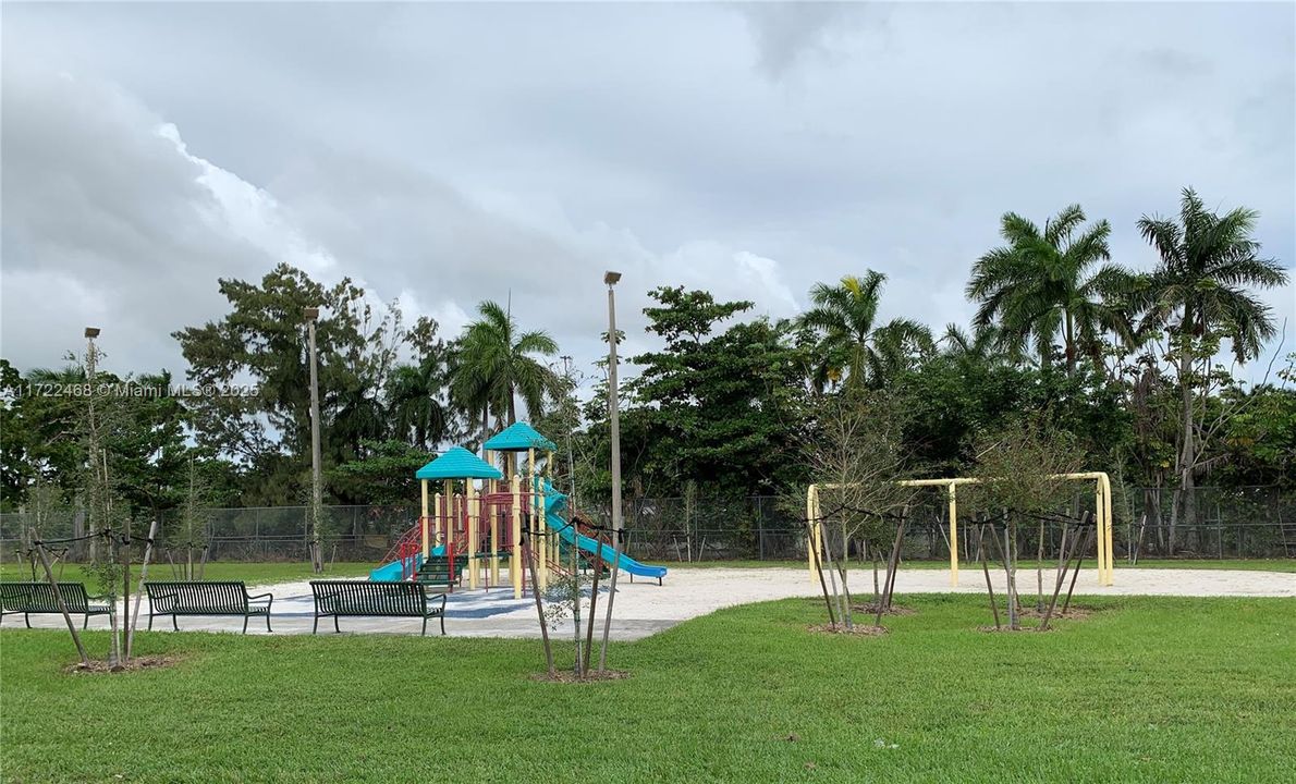Larchmont Park (2 blocks away)