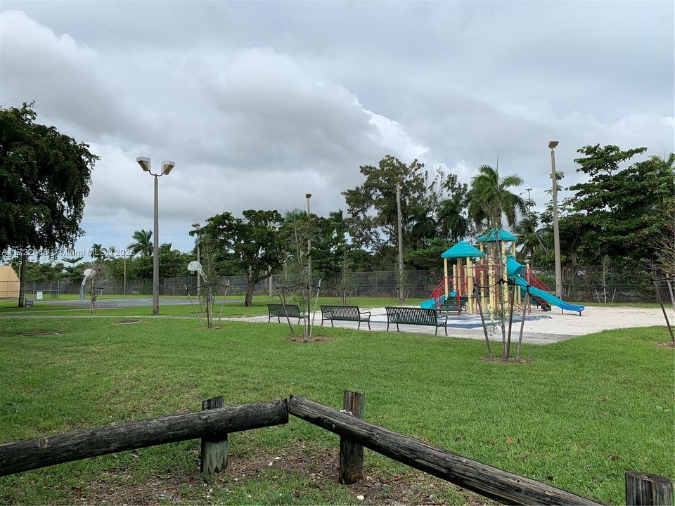 Larchmont Park (2 blocks away)