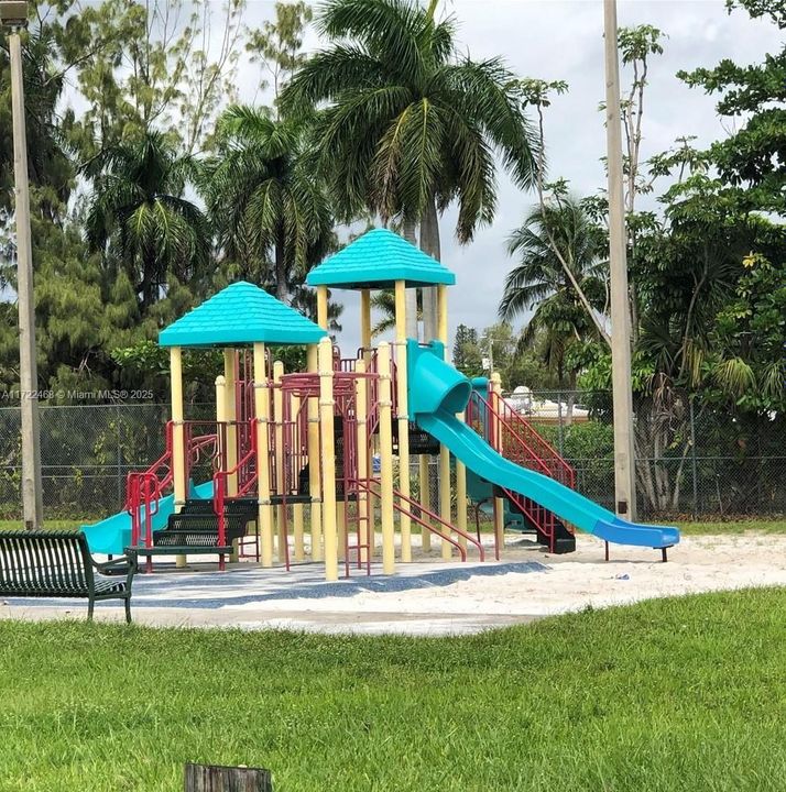 Larchmont Park (2 blocks away)