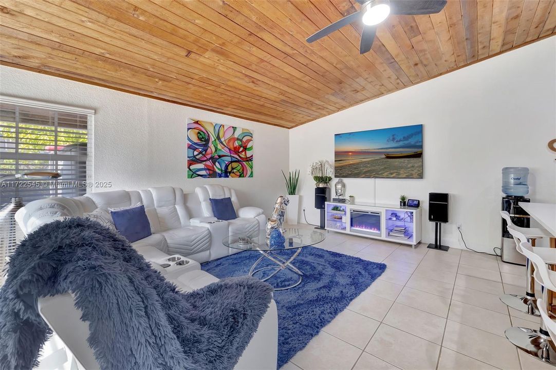 Recently Sold: $603,000 (3 beds, 2 baths, 2071 Square Feet)