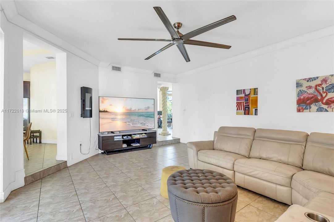 На продажу: $1,399,900 (5 спален, 5 ванн, 3544 Квадратных фут)