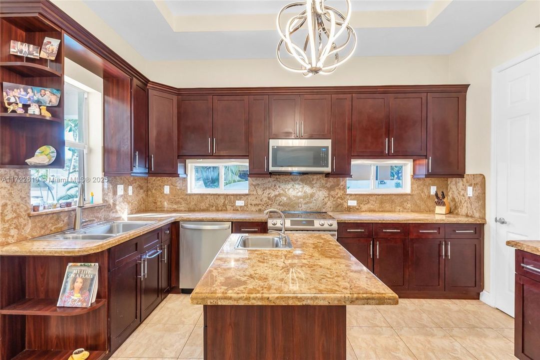 На продажу: $1,399,900 (5 спален, 5 ванн, 3544 Квадратных фут)