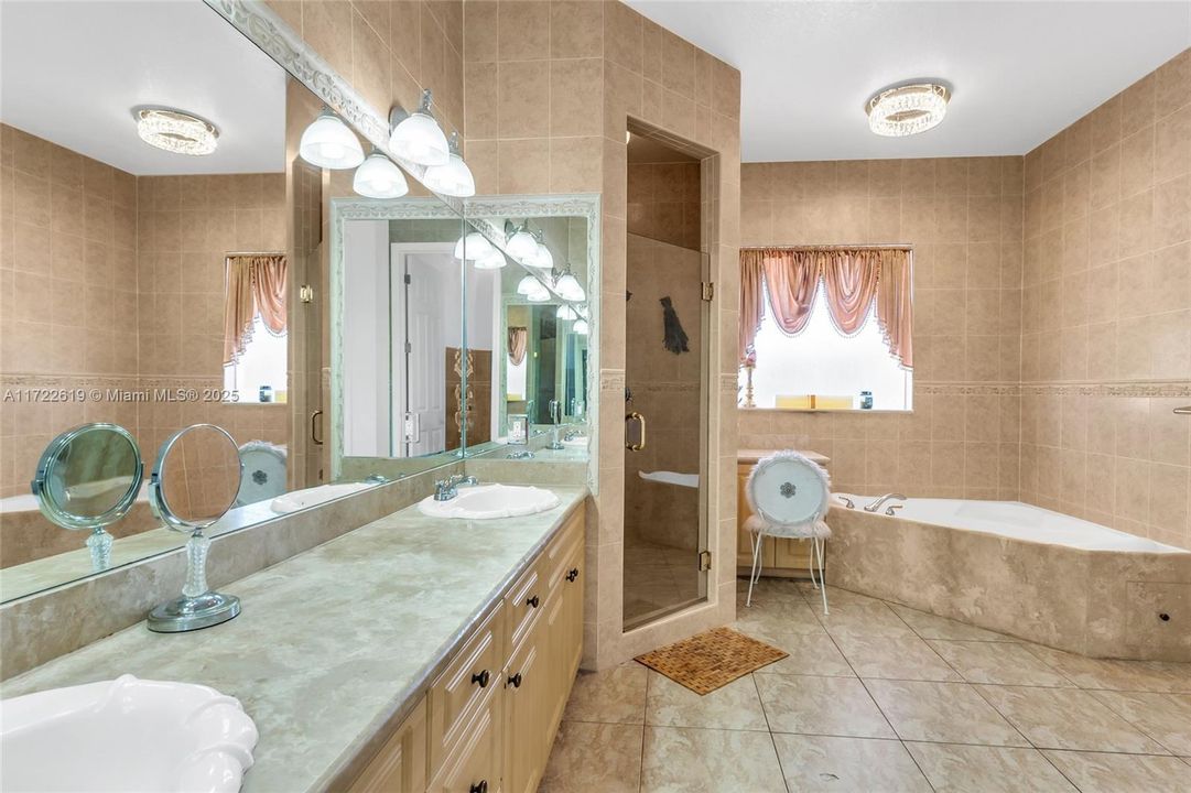 На продажу: $1,399,900 (5 спален, 5 ванн, 3544 Квадратных фут)