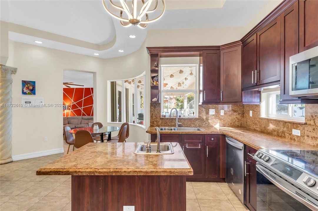 На продажу: $1,399,900 (5 спален, 5 ванн, 3544 Квадратных фут)