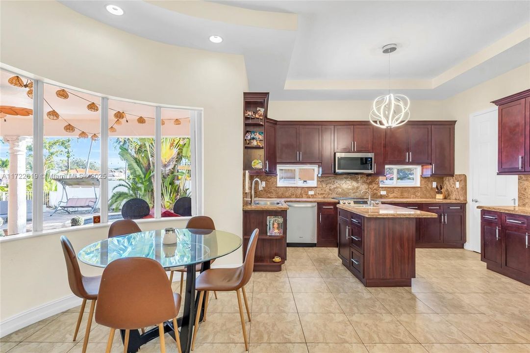 На продажу: $1,399,900 (5 спален, 5 ванн, 3544 Квадратных фут)