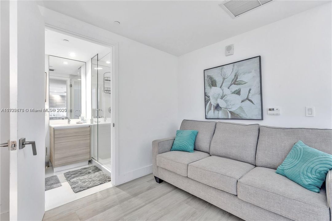 最近租的: $4,250 (1 贝兹, 1 浴室, 713 平方英尺)