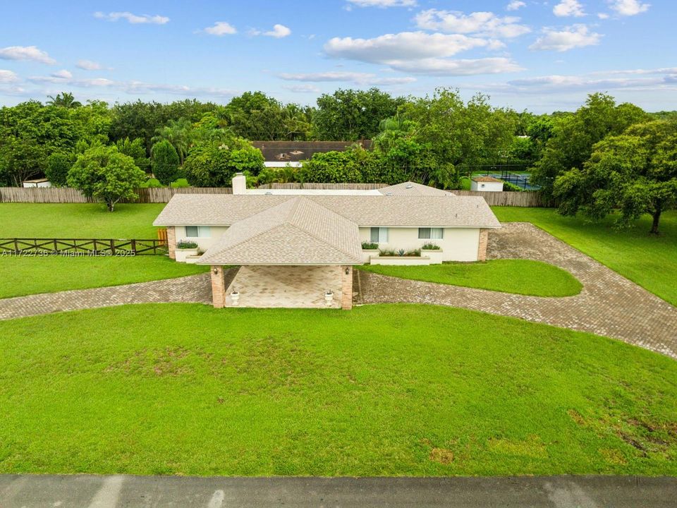 Recently Sold: $825,000 (3 beds, 2 baths, 2618 Square Feet)