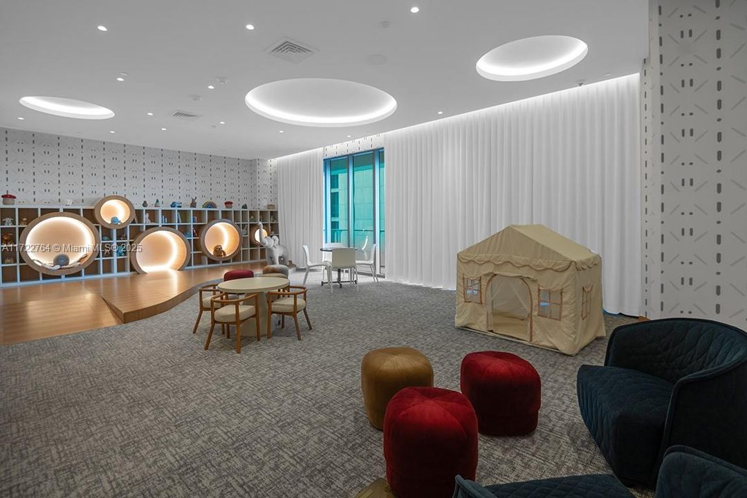 For Sale: $3,390,000 (3 beds, 3 baths, 1517 Square Feet)