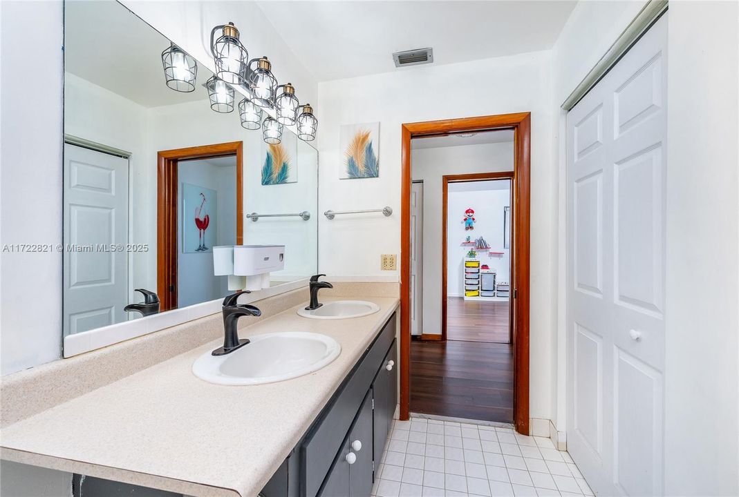 Recently Sold: $980,000 (3 beds, 2 baths, 2270 Square Feet)