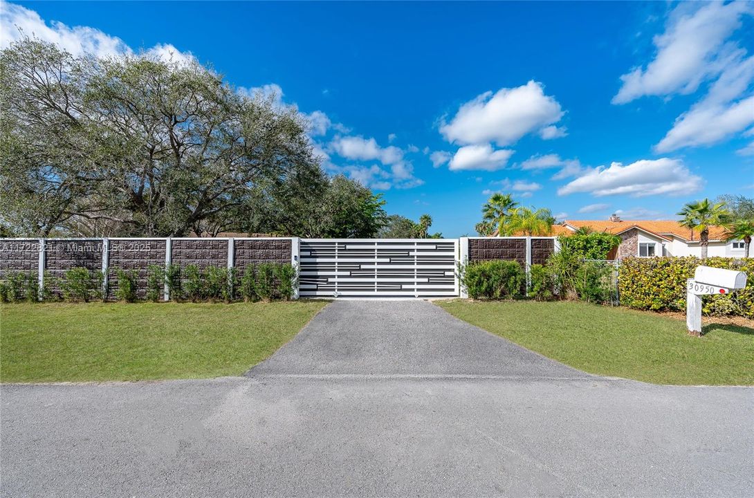 Recently Sold: $980,000 (3 beds, 2 baths, 2270 Square Feet)