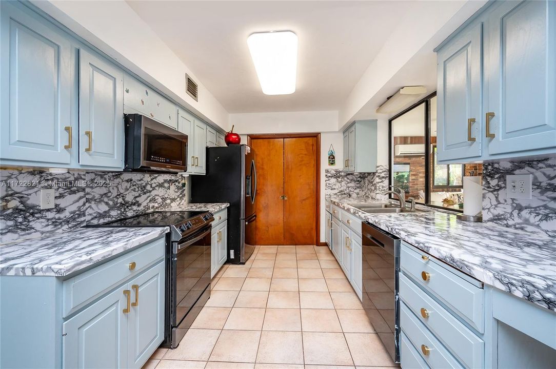 Recently Sold: $980,000 (3 beds, 2 baths, 2270 Square Feet)