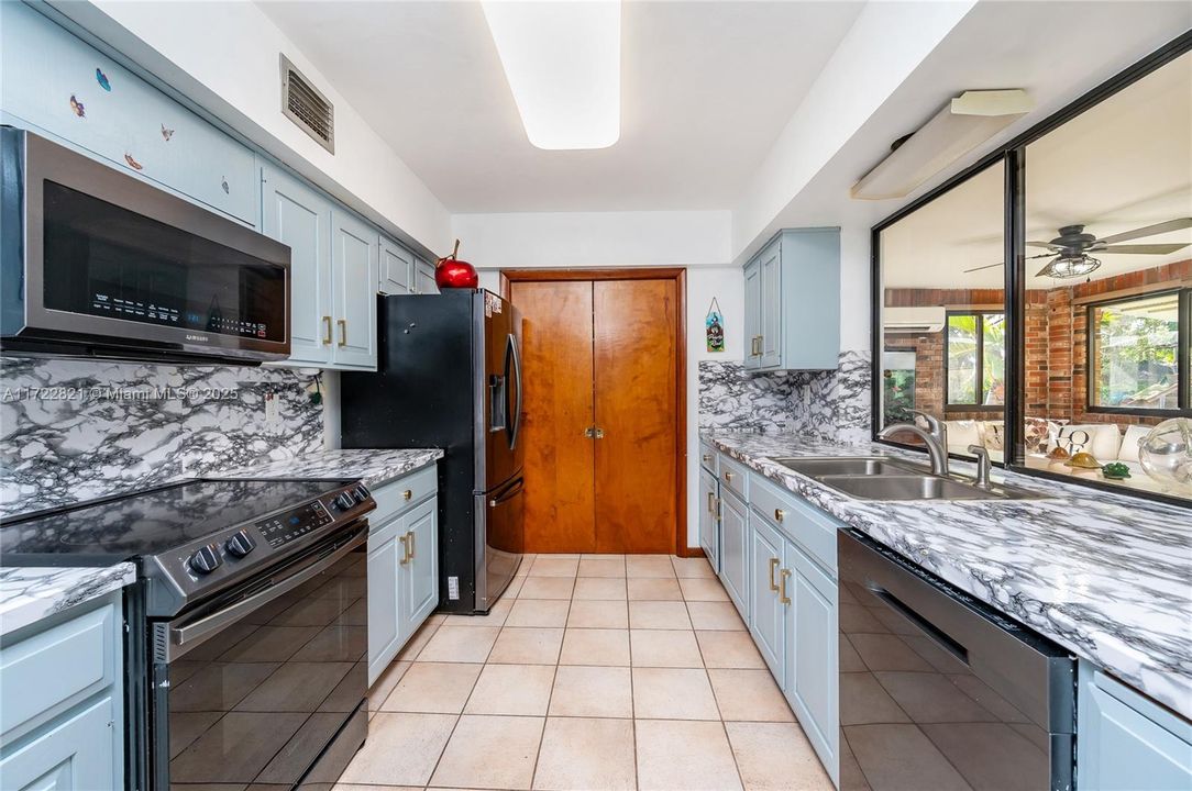 Recently Sold: $980,000 (3 beds, 2 baths, 2270 Square Feet)