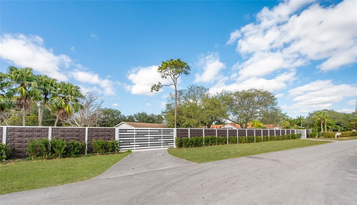 Recently Sold: $980,000 (3 beds, 2 baths, 2270 Square Feet)